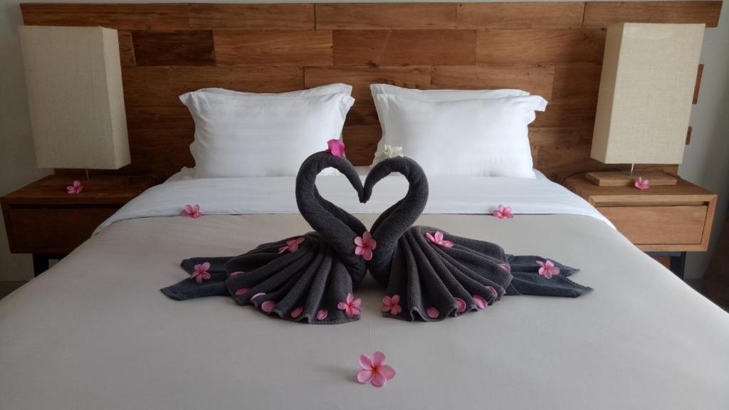 DELUXE QUEEN | SHARED QUEEN BED