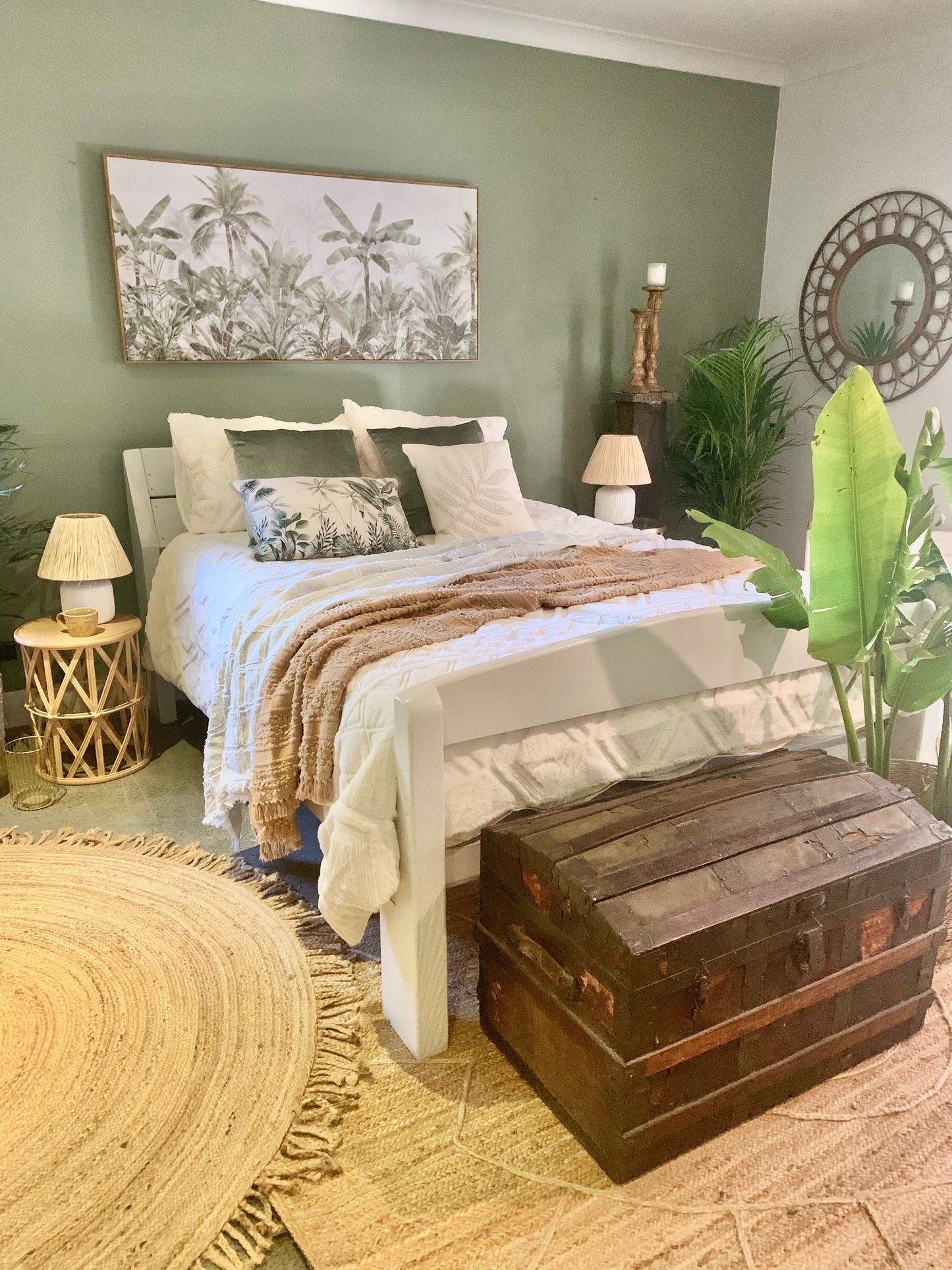 White Lotus Room | Queen Bed