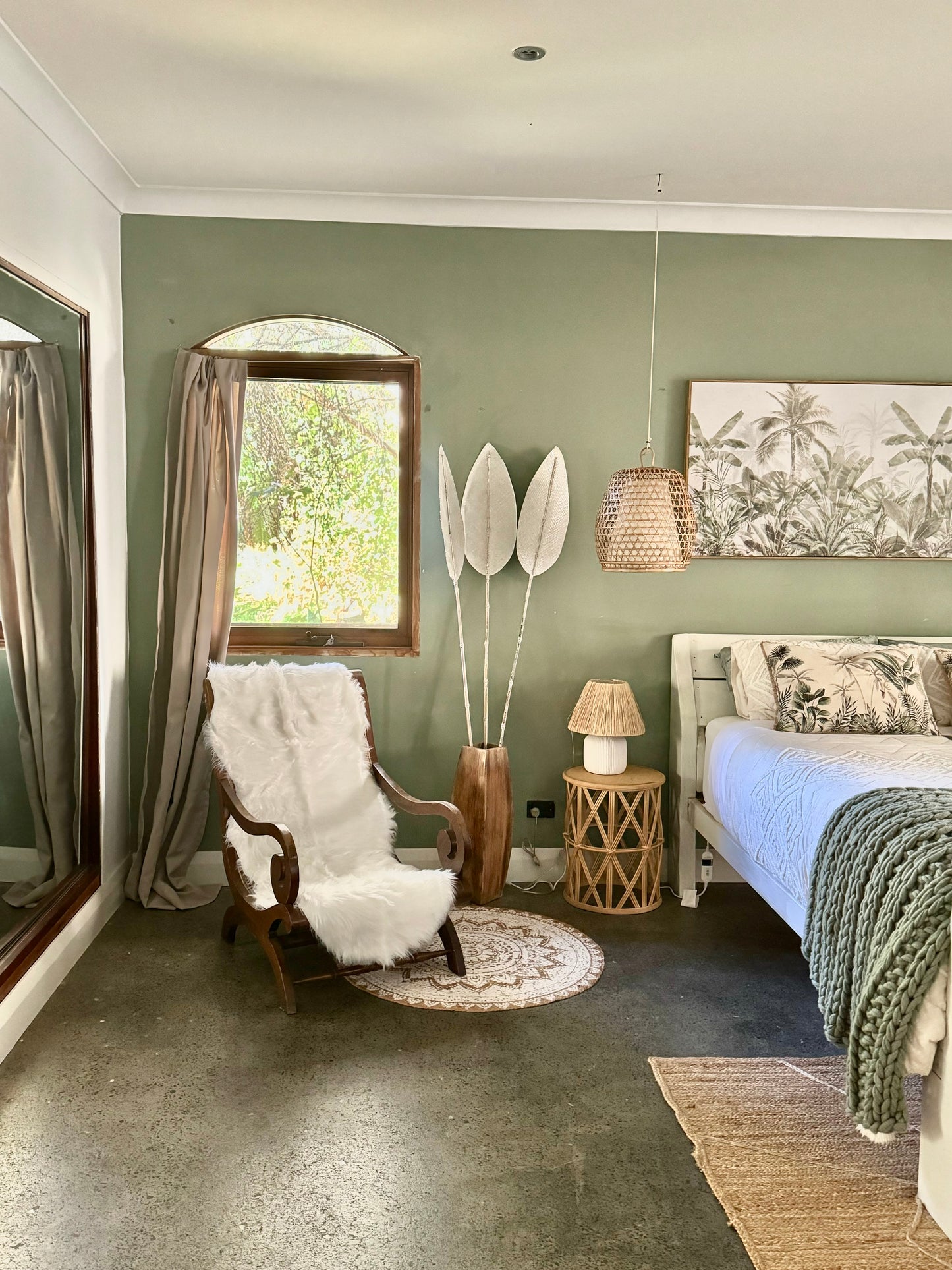 White Lotus Room | Queen Bed